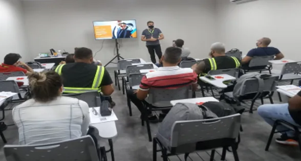 Treinamento corporativo com participantes em sala