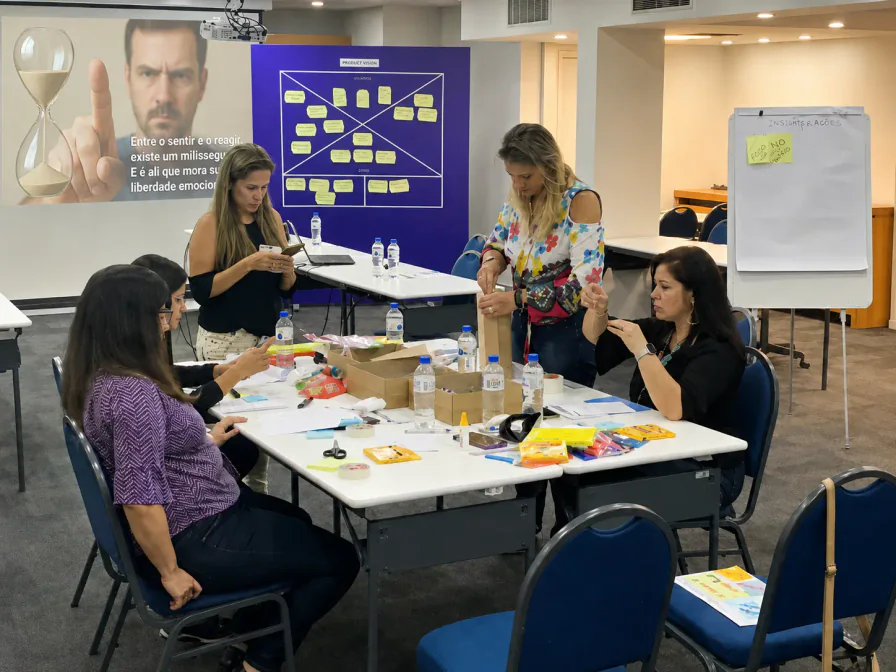 Dinâmica corporativa com grupo em sala de treinamento