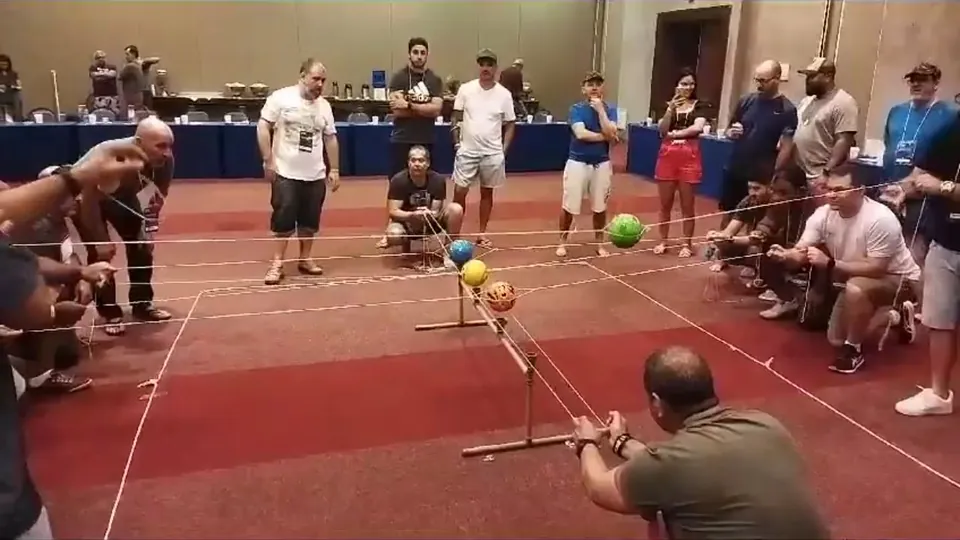 Participantes colaborando em atividade de desenvolvimento de equipes