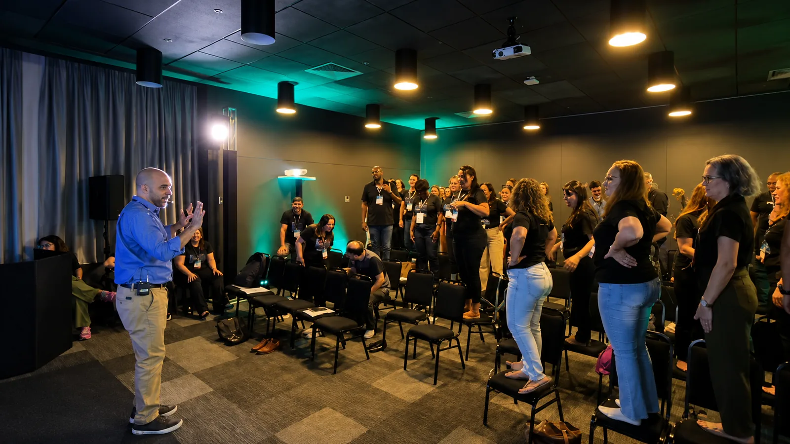 Treinamento corporativo com instrutor e equipe participante